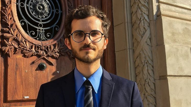 El falso candidato en la puerta del Concejo. Nano Catalá hace A pedazos junto al realizador Facu Supertramp.