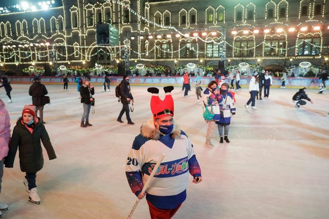 MOSCÚ. La gente disfrutando de la pista de hielo en la Plaza Roja.