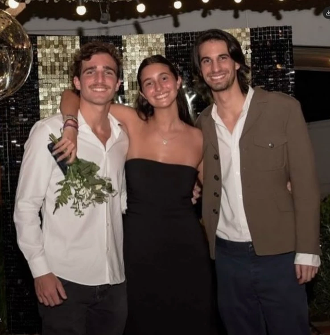 Azul Giordano junto a sus hermanos mayores