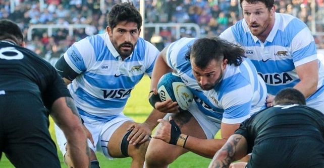 El rosarino Lucio Sordoni (con la pelota) vuelve al XV inicial de Los Pumas