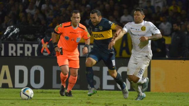 Diego Ceballos sancionó un penal a favor de Boca con una infracción que se produjo fuera del área.