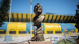 El escultor que homenajeó a Russo quiso plasmar el gesto que lo caracterizaba