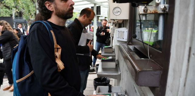 La siempre poblada área de visas de la embajada de EEUU en Buenos Aires.