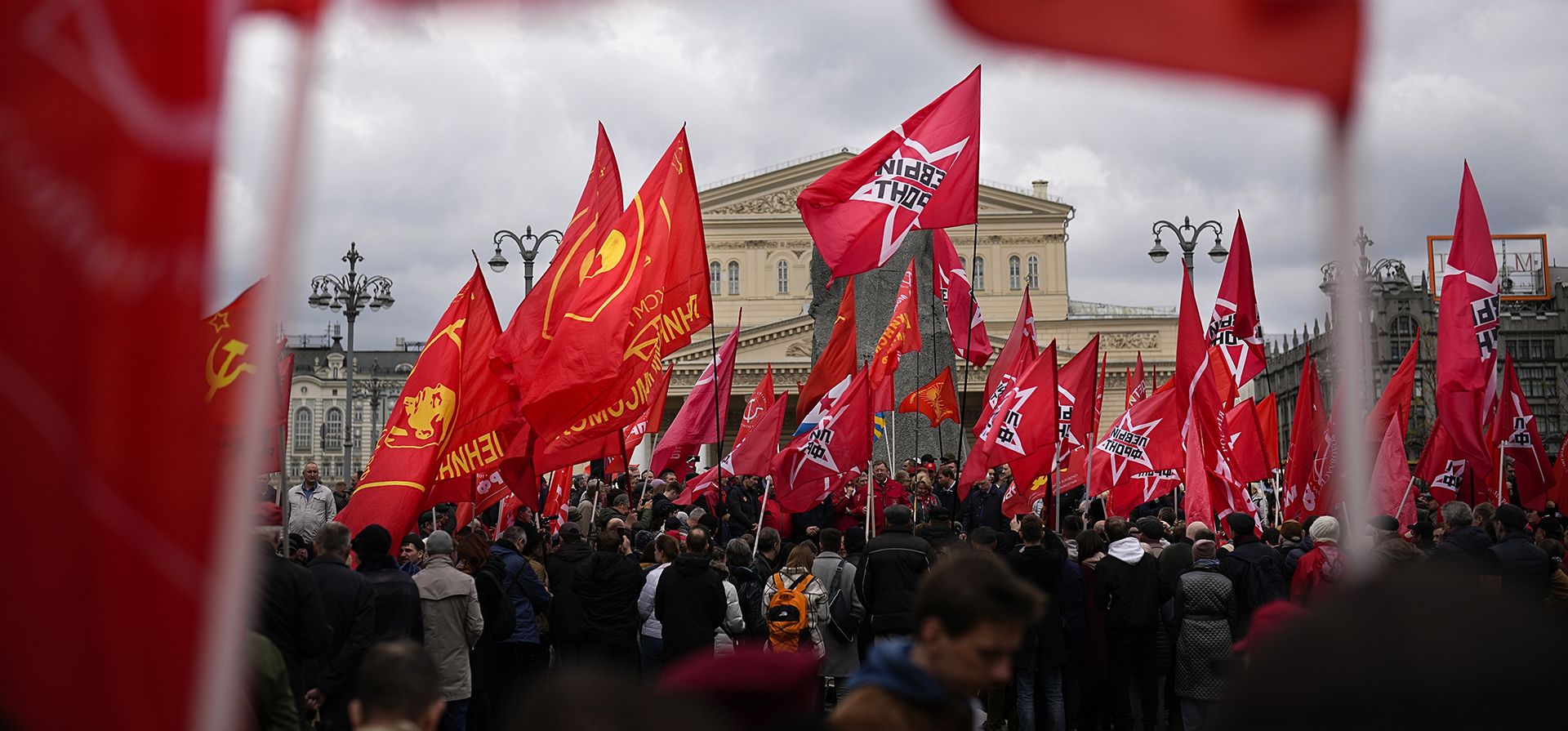 Partidarios del partido comunista ondean banderas rojas mientras se reúnen para conmemorar el Día del Trabajo, en el monumento al filósofo alemán del siglo XIX Karl Marx, cerca de la Plaza Roja en Moscú, Rusia, el lunes 1 de mayo de 2023. (AP Foto/Alexander Zemlianichenko)