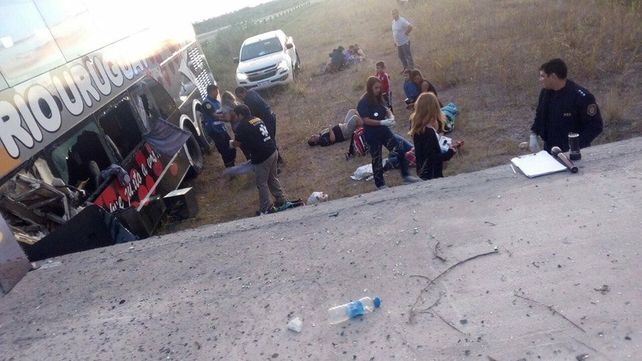 Fuertes imágenes del colectivo que se incrustó en un puente en construcción sobre la ruta 18