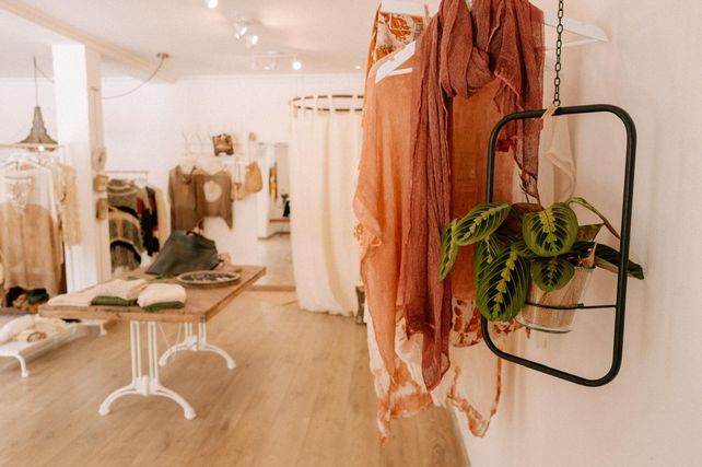 La indumentaria rosarina de Eileen Cowes está fabricada bajo lineamientos sustentables.