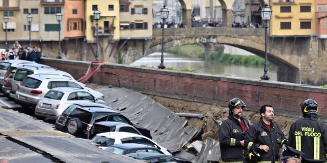 Un desplazamiento de tierra se traga una veintena de autos y deja un socavón de 200 metros en el centro de Florencia