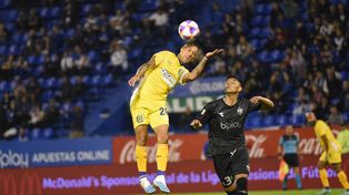Se ayudó con la mano. Candia trata de dominar la pelota como puede ante Damián Fernández. El punta que reemplazó a Veliz jugó muy solo.