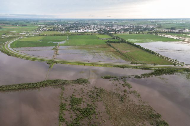 La tierra no absorve el agua de la lluvia. Foto UNO Santa Fe.&nbsp;