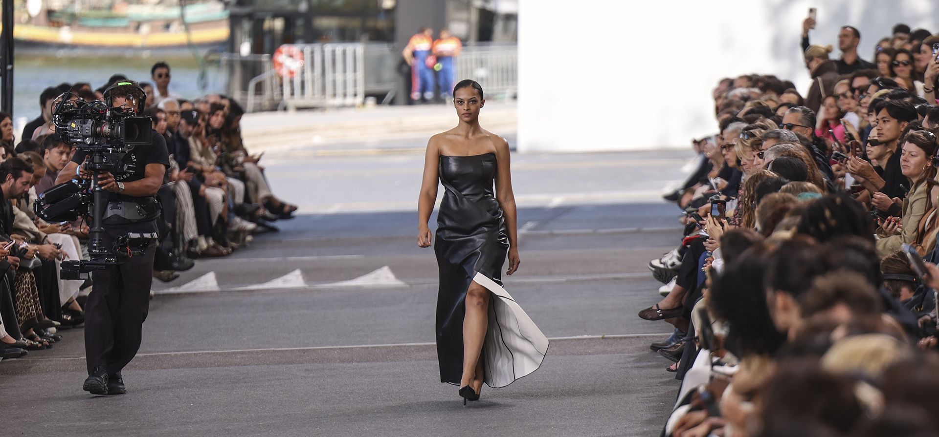 Una modelo luce una creación para la colección de moda femenina Chloe Primavera/Verano 2024 presentada el jueves 28 de septiembre de 2023 en París. (Foto AP/Vianney Le Caer) Una modelo luce una creación para la colección de moda femenina Chloe Primavera/Verano 2024 presentada el jueves 28 de septiembre de 2023 en París. (Foto AP/Vianney Le Caer)