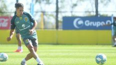 Rafael Sangiovani juega donde el Kily lo ponga. Ya lo hizo de lateral y de volante central pese a ser volante derecho. Rafael Sangiovani juega donde el Kily lo ponga. Ya lo hizo de lateral y de volante central pese a ser volante derecho.