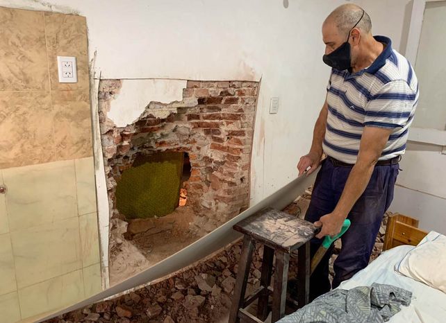 Guillermo Algañaraz frente al boquete que dejaron los delincuentes en su casa.&nbsp;