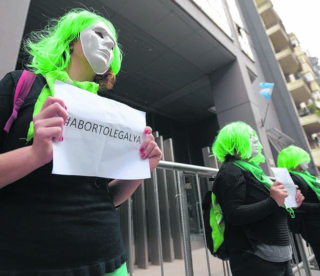 a favor. Los impulsores defienden el derecho de la mujer a decidir.