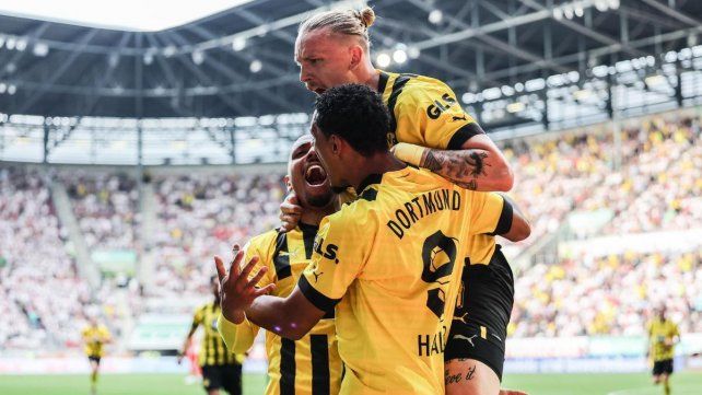 El Dortmund venció al Augsburgo y alcanzó la punta de la Bundesliga