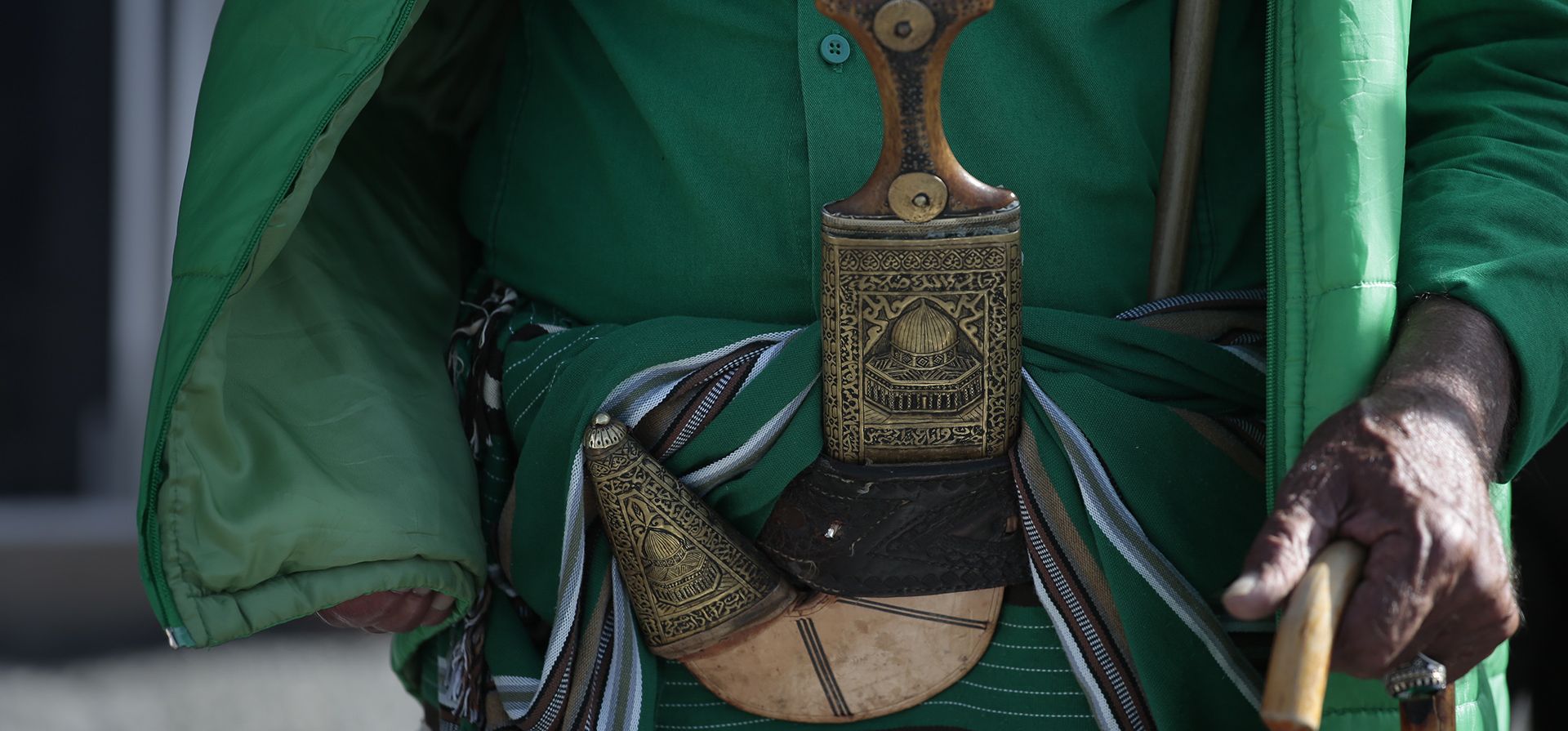 Un partidario hutí porta una daga con el grabado que presenta el santuario de la Cúpula de la Roca en Jerusalén mientras asiste a una manifestación contra la guerra de Israel en la Franja de Gaza y el bombardeo liderado por Estados Unidos en Yemen en Saná el viernes 7 de junio de 2024. ( Foto AP/Osamah Abdulrahman) Un partidario hutí porta una daga con el grabado que presenta el santuario de la Cúpula de la Roca en Jerusalén mientras asiste a una manifestación contra la guerra de Israel en la Franja de Gaza y el bombardeo liderado por Estados Unidos en Yemen en Saná el viernes 7 de junio de 2024. ( Foto AP/Osamah Abdulrahman)