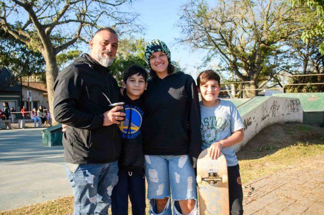 Noel y Noah González, Naila Caballero y Nahum González