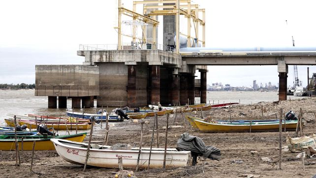 La bajante del Paraná se hace notoria a la altura de la toma de agua en Granadero Baigorria