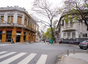 Una pelea cerca de un boliche del centro terminó con un joven baleado e internado