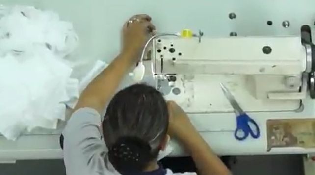 Coronavirus: la sastrería militar produce barbijos