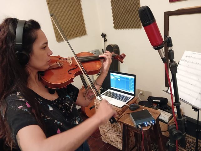 La violinista rosarina, Gabriela Araujo, se inscribió desde su estudio entre los intérpretes de la canción a favor de la universidad pública.