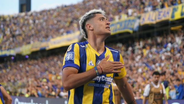Alejo Veliz se toca el pecho