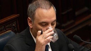 El oficialismo consiguió postergar la sesión en el Senado contra Adorni