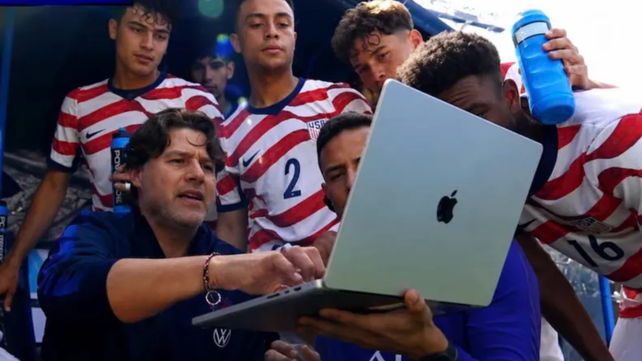 Ya se habían viralizado imágenes de Pochettino dando indicaciones a sus jugadores desde una computadora