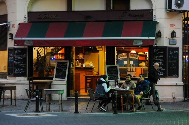 Bares y restaurantes podrán abrir este fin de semana hasta las 23.