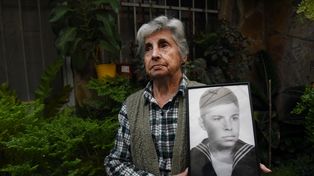 Gonaria Soru junto a la imagen de su hijo, Daniel Esturel, en una foto de cuando el joven ingresó a la Escuela de Mecánica de la Armada. Tenía 16 años, falleció dos años después en el crucero ARA General Belgrano.