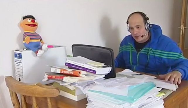 Conocé al profesor que enseña a resolver problemas matemáticos y es furor en la web