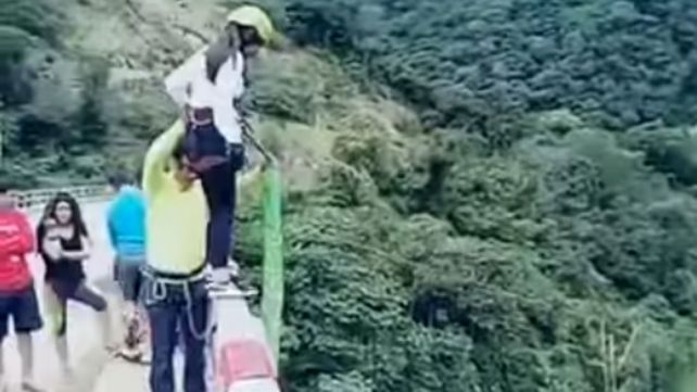 El escalofriante accidente de una mujer durante un salto de bungee jumping
