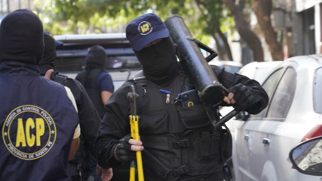 Un efectivo de la ACP portando un ariete utilizado en los allanamientos.