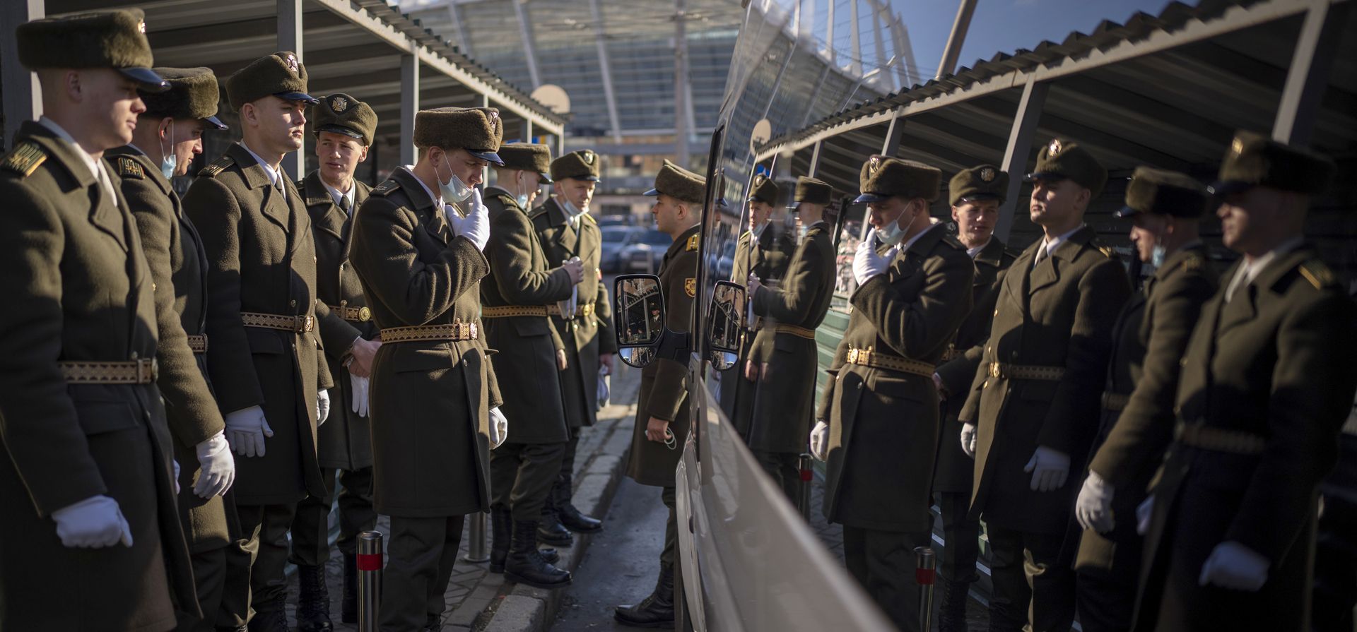 Soldados ucranianos se preparan para participar en el funeral del capitán del ejército asesinado en el este del país, Anton Sydorov, de 35 años, en Kiev, Ucrania, el martes 22 de febrero de 2022.