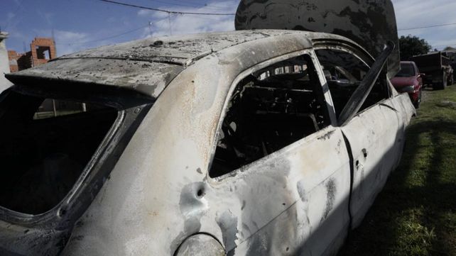 Impacto de bala en el auto calcinado en el que se encontraron los huesos de dos personas.