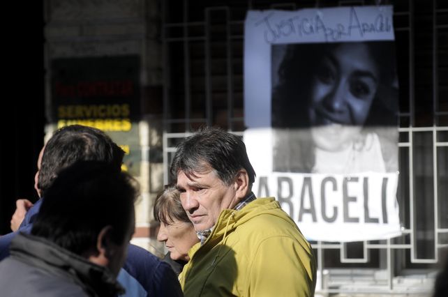 El padre de Araceli poco antes de partir hacia el cementerio.&nbsp;