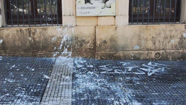 La Secretaría de Cultura denunció pintadas de símbolos nazis en la vereda y paredes del edificio del Museo Profesor Antonio Serrano