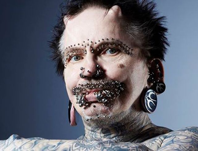 Dubai le prohibió la entrada a un hombre que tiene 453 piercings y dos cuernos
