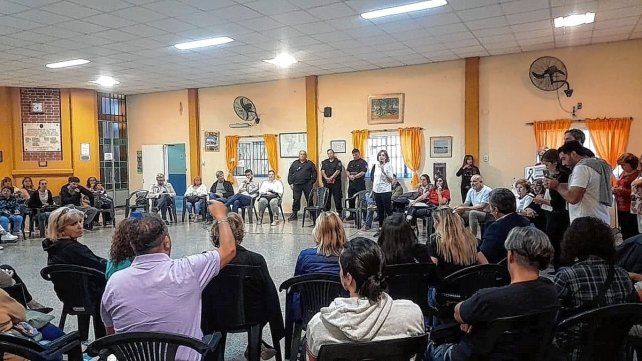 En la nueva reunión por inseguridad en barrio Mariano Comas hubo más de 50 vecinos.