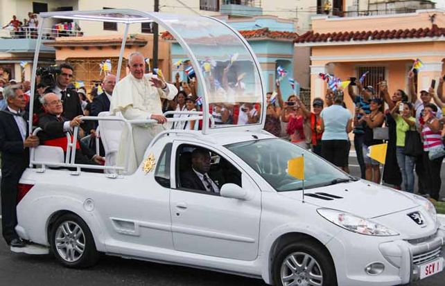 Francisco saluda desde el papamóvil durante su traslado desde el aeropuerto hasta el centro de La Habana. (Foto: AFP)