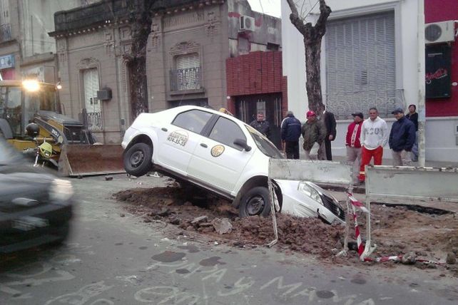 Taxi quedó sumergido casi por completo dentro de un pozo