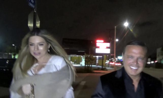 Luis Miguel fue fotografiado en Los Angeles con una bella rubia en un Rolls Royce