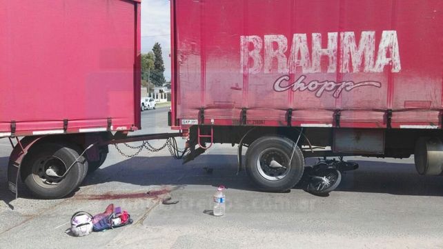 Falleció la joven motociclista que chocó contra un camión en avenida Almafuerte