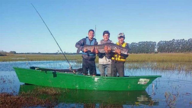 Los jóvenes pescadores de Villa del Rosario dieron detalles de la pesca y de la gran sorpresa que se llevaron por el tamaño del ejemplar