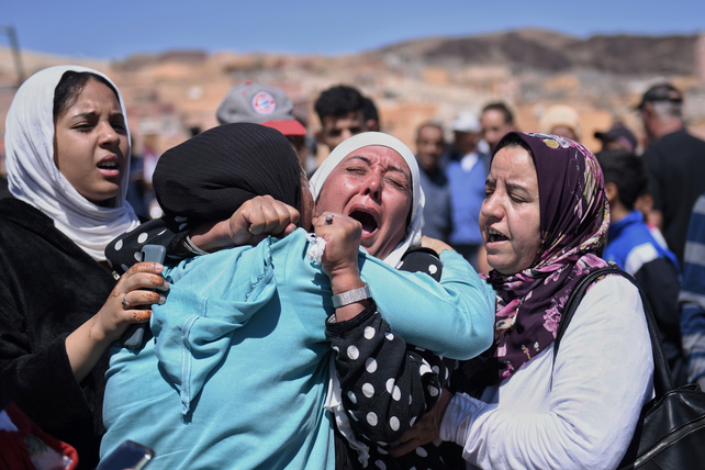 El sábado se sepultaron unos 70 cuerpos en un pueblo de la zona afectada por el terremoto.