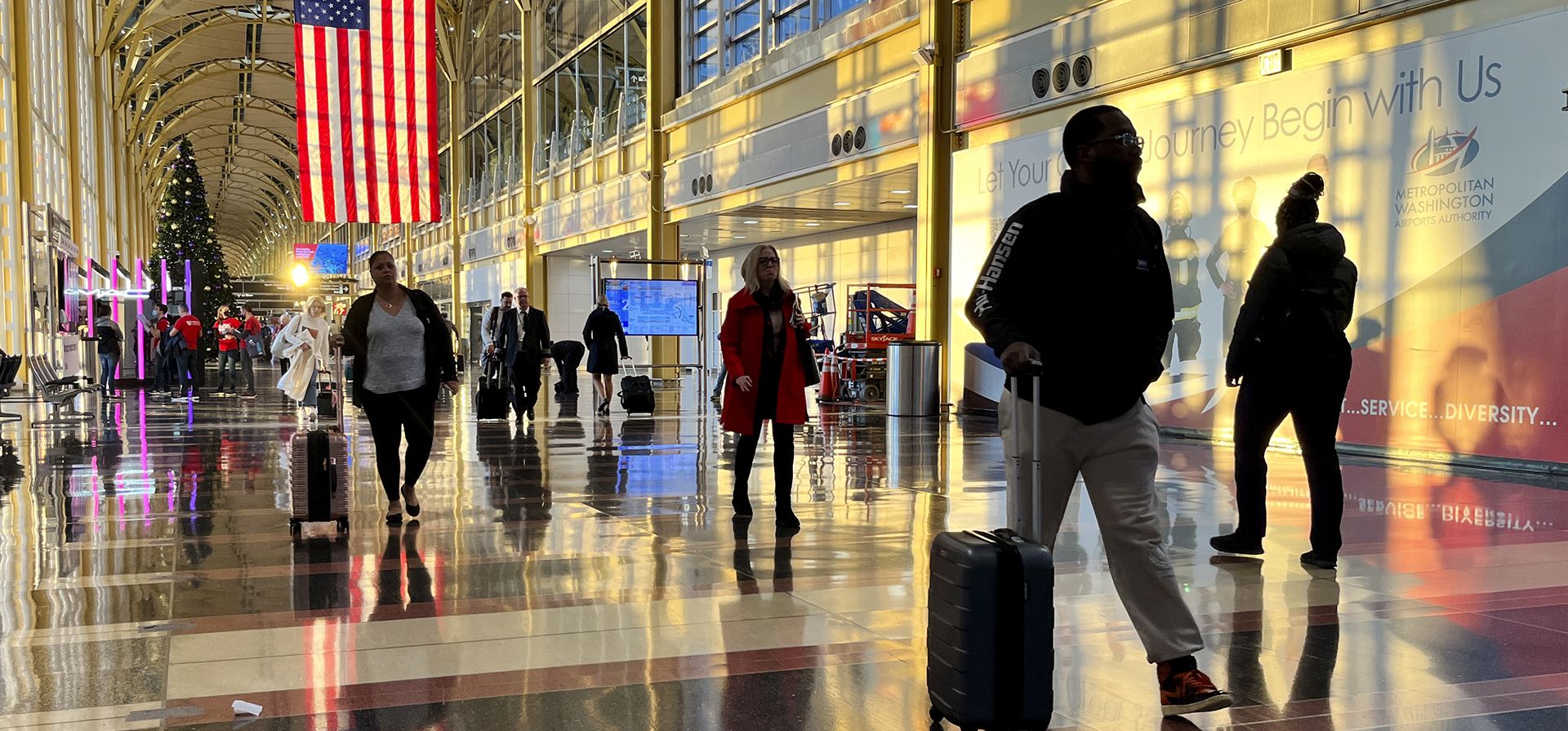 Pasajeros caminan en la Terminal 2 del Aeropuerto Nacional Ronald Reagan de Washington, el viernes 9 de diciembre de 2022, en Arlington, Virginia. (AP Photo/Julio Cortez)