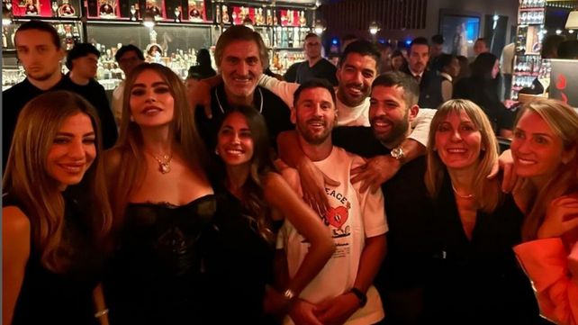 Sofia Vergara se dio el gusto de tener su foto con el astro del Inter Miami Lionel Messi y su esposa Antonela Roccuzzo.&nbsp;