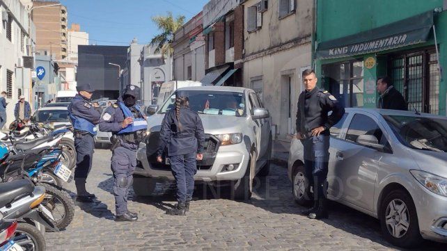 Combatiente de Malvinas en su camioneta chocó un auto estacionado y quiso abandonar el lugar. La damnificada llamó a la Policía