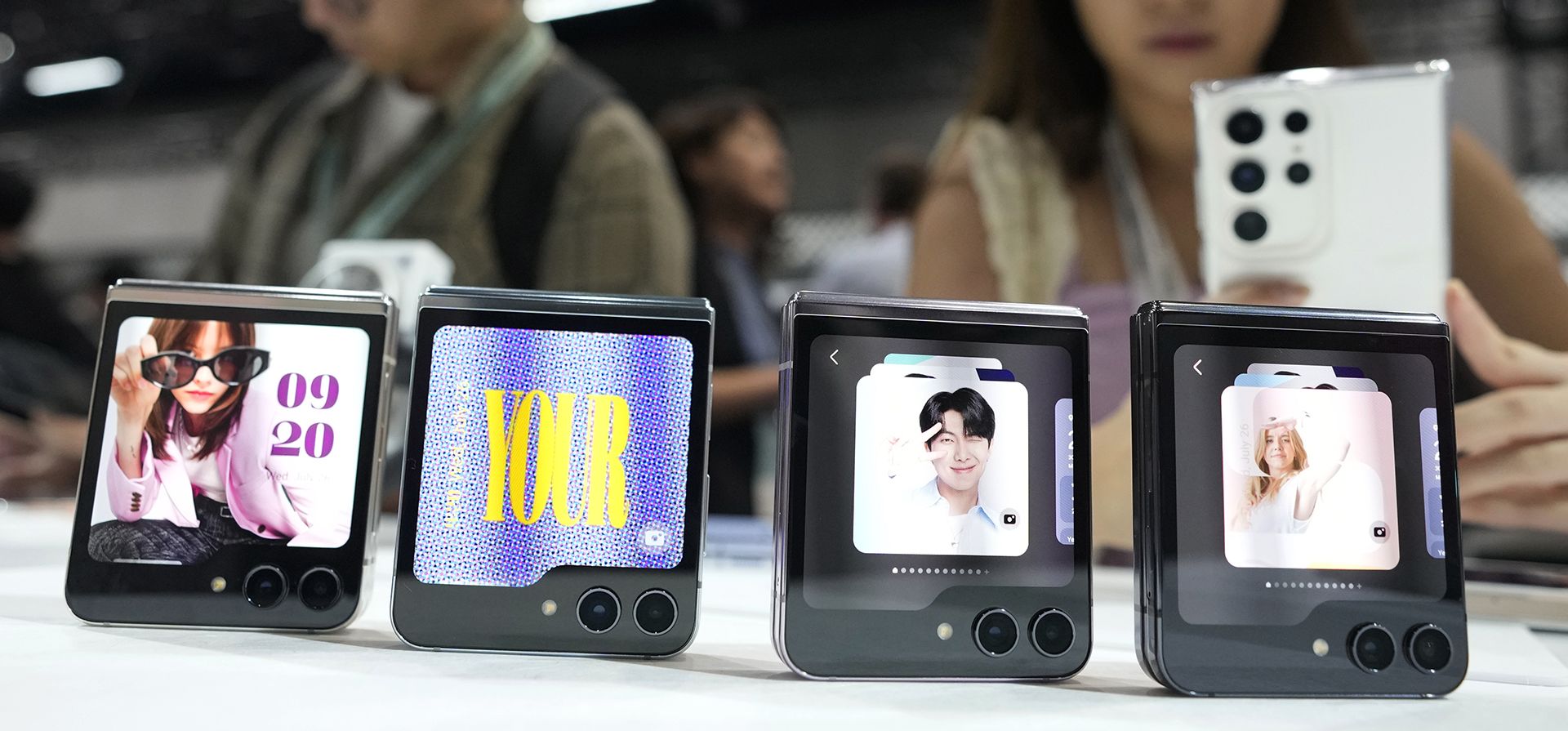 Teléfonos Samsung Galaxy Z Flip 5 exhibidos durante el evento Galaxy Unpacked 2023 en el COEX en Seúl, Corea del Sur, el miércoles 26 de julio de 2023. Samsung Electronics presentó el miércoles dos teléfonos inteligentes plegables en un incipiente mercado que aún no ha despegado por completo debido a los altos precios. (Foto AP/Ahn Young-joon) Teléfonos Samsung Galaxy Z Flip 5 exhibidos durante el evento Galaxy Unpacked 2023 en el COEX en Seúl, Corea del Sur, el miércoles 26 de julio de 2023. Samsung Electronics presentó el miércoles dos teléfonos inteligentes plegables en un incipiente mercado que aún no ha despegado por completo debido a los altos precios. (Foto AP/Ahn Young-joon)