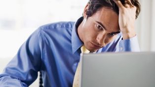 Estudio reveló que cuanto más se conectan a Facebook peor se sienten los usuarios