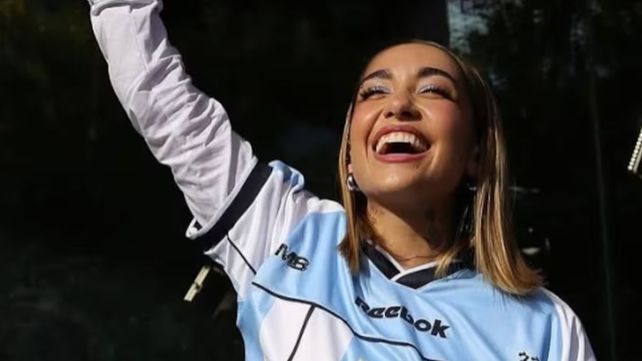 María Becerra cantará el Himno Nacional en la final del Mundial 2026.